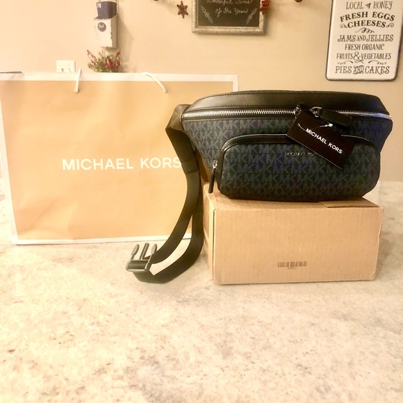 Micheal Kors Large Fanny Pack - Picture 2 of 10